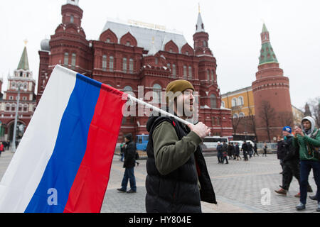 Moskau, Russland. 2. April 2017. Ein Demonstrant hält eine russische Nationalflagge vor dem historischen Museum in Moskau, Russland, 2. April 2017. Polizei verhaftet mehr als 20 Teilnehmern Kundgebungen im Zentrum von Moskau am Sonntag. Bildnachweis: Bai Xueqi/Xinhua/Alamy Live-Nachrichten Stockfoto