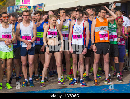 Bournemouth, Dorset, Großbritannien. 2. April 2017. Angusskanäle zu Beginn des 10k-Laufs. Ein Tag mit warmem, sonnigem Wetter für Läufer, die am Bournemouth Bay Run von 35. zum Thema der 80s am Meer von Bournemouth teilnehmen. Die Teilnehmer wollen lebenswichtige Mittel für die britische Herzstiftung zur Bekämpfung von Herzkrankheiten aufbringen. Kredit: Carolyn Jenkins/Alamy Live News Stockfoto