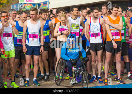 Bournemouth, Dorset, Großbritannien. 2. April 2017. Angusskanäle zu Beginn des 10k-Laufs. Ein Tag mit warmem, sonnigem Wetter für Läufer, die am Bournemouth Bay Run von 35. zum Thema der 80s am Meer von Bournemouth teilnehmen. Die Teilnehmer wollen lebenswichtige Mittel für die britische Herzstiftung zur Bekämpfung von Herzkrankheiten aufbringen. Kredit: Carolyn Jenkins/Alamy Live News Stockfoto