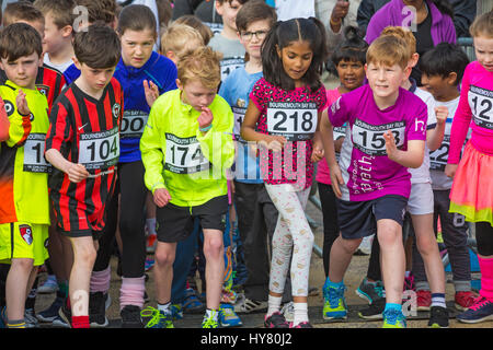 Bournemouth, Dorset, Großbritannien. 2. April 2017. Kinder und Eltern nehmen am 1k-Kinder-Spaß-Lauf für Familien Teil. Ein Tag mit warmem, sonnigem Wetter für Läufer, die am Bournemouth Bay Run von 35. zum Thema der 80s am Meer von Bournemouth teilnehmen. Die Teilnehmer wollen lebenswichtige Mittel für die britische Herzstiftung zur Bekämpfung von Herzkrankheiten aufbringen. Kredit: Carolyn Jenkins/Alamy Live News Stockfoto