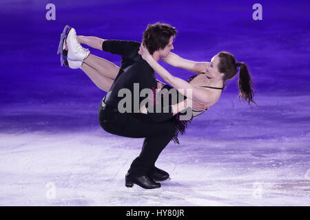 Helsinki, Finnland. 2. April 2017. Während das Ausstellungsprogramm am ISU Eiskunstlauf Weltmeisterschaften 2017 in Helsinki, Finnland am 2. April 2017 durchführen Tessa Virtue (R) und Scott Moir aus Kanada. Bildnachweis: Matti Matikainen/Xinhua/Alamy Live-Nachrichten Stockfoto