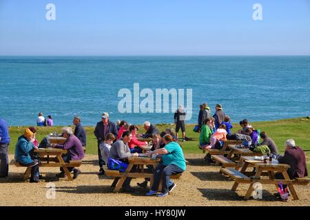 Portland Bill, Dorset, UK. 2. April 2017. Besucher strömen in Portland Bill, da das gute Wetter in Süd-West-Kredit weiter: Tom Corban/Alamy Live News Stockfoto