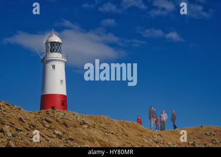 Portland Bill, Dorset, UK. 2. April 2017. Besucher erkunden die Klippen von Portland Bill Leuchttürme das gute Wetter setzt sich in Süd-West-Credit: Tom Corban/Alamy Live News Stockfoto