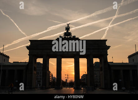 Die aufgehende Sonne Silhouetten am Brandenburger Tor in Berlin, Mitteldeutschland, 2. April 2017. Foto: Paul Zinken/dpa Stockfoto