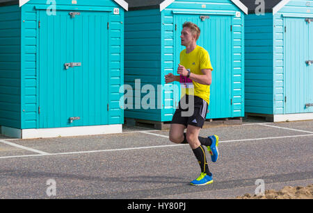 Bournemouth, Dorset, Großbritannien. 2. April 2017. Läufer, der am 10k-km-Lauf teilnimmt. Ein Tag mit warmem, sonnigem Wetter für Läufer, die am Bournemouth Bay Run von 35. zum Thema der 80s am Meer von Bournemouth teilnehmen. Die Teilnehmer wollen lebenswichtige Mittel für die britische Herzstiftung zur Bekämpfung von Herzkrankheiten aufbringen. Kredit: Carolyn Jenkins/Alamy Live News Stockfoto