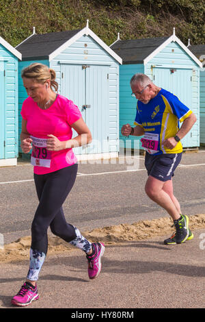 Bournemouth, Dorset, Großbritannien. 2. April 2017. Läufer, die am 10k-km-Lauf teilnehmen. Ein Tag mit warmem, sonnigem Wetter für Läufer, die am Bournemouth Bay Run von 35. zum Thema der 80s am Meer von Bournemouth teilnehmen. Die Teilnehmer wollen lebenswichtige Mittel für die britische Herzstiftung zur Bekämpfung von Herzkrankheiten aufbringen. Kredit: Carolyn Jenkins/Alamy Live News Stockfoto