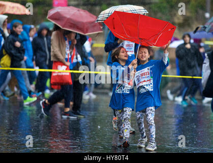 (170402) - Rom, 2. April 2017 (Xinhua)--zwei Kinder bei starkem Regen während der 23. Marathon von Rom in Italien, am 2. April 2017 laufen. (Xinhua/Jin Yu) Stockfoto