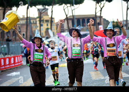 (170402) - Rom, 2. April 2017 (Xinhua)--Läufer teilnehmen, während der 23. Marathon von Rom in Italien, am 2. April 2017. (Xinhua/Jin Yu) Stockfoto