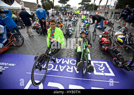 (170402) - Rom, 2. April 2017 (Xinhua)--ehemalige Formel 1 Fahrer und Paracyclist, des Italieners Alex Zanardi (L), wird vor dem Start des 23. Marathon von Rom in Italien, am 2. April 2017 bereit. (Xinhua/Jin Yu) Stockfoto