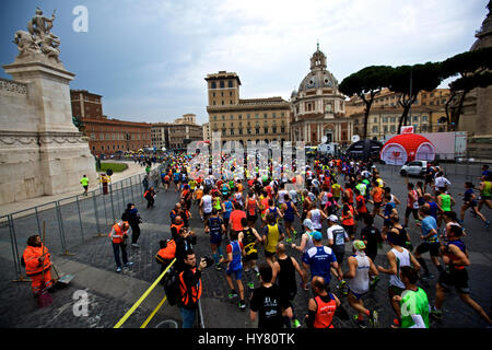 (170402) - Rom, 2. April 2017 (Xinhua)--Läufer während der 23. Marathon von Rom in Italien, am 2. April 2017 beginnen. (Xinhua/Jin Yu) Stockfoto