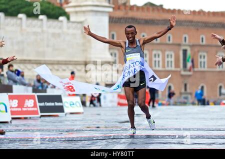 (170402) - Rom, 2. April 2017 (Xinhua)--äthiopischen Athleten Shura Kitata Tola Kreuze die Ziellinie bei der 23. Marathon von Rom in Italien, am 2. April 2017. Äthiopische Athleten Tola Shura Kitata gewann den ersten Platz der Herren Gruppe mit der Zeit von 2 Stunden, 7 Minuten und 27 Sekunden. Äthiopische Athleten Chota Rahma Tusa gewann den ersten Platz der Frauengruppe mit der Zeit von 2 Stunden, 27 Minuten und 23 Sekunden. (Xinhua/Jin Yu) Stockfoto