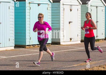 Bournemouth, Dorset, Großbritannien. 2. April 2017. Läufer, die am 10k-km-Lauf teilnehmen. Ein Tag mit warmem, sonnigem Wetter für Läufer, die am Bournemouth Bay Run von 35. zum Thema der 80s am Meer von Bournemouth teilnehmen. Die Teilnehmer wollen lebenswichtige Mittel für die britische Herzstiftung zur Bekämpfung von Herzkrankheiten aufbringen. Kredit: Carolyn Jenkins/Alamy Live News Stockfoto