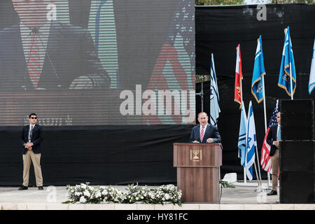 Hatzor Airbase, Israel. 2. April 2017. PM BENJAMIN NETANYAHU Adressen eingeladenen Personen Defense wie die israelische Luftwaffe feierlich die betriebliche Integration von Davids Schleuder Flugabwehrsystem entwickelt unter Aufsicht von Israels markiert Ministry und uns Missile Defense Agency durch Israels Rafael und uns Raytheon. Bildnachweis: Nir Alon/Alamy Live-Nachrichten Stockfoto