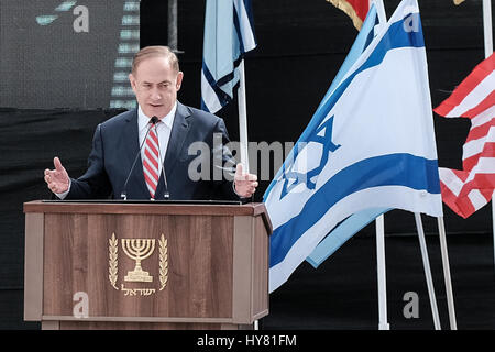 Hatzor Airbase, Israel. 2. April 2017. PM BENJAMIN NETANYAHU Adressen eingeladenen Personen Defense wie die israelische Luftwaffe feierlich die betriebliche Integration von Davids Schleuder Flugabwehrsystem entwickelt unter Aufsicht von Israels markiert Ministry und uns Missile Defense Agency durch Israels Rafael und uns Raytheon. Bildnachweis: Nir Alon/Alamy Live-Nachrichten Stockfoto