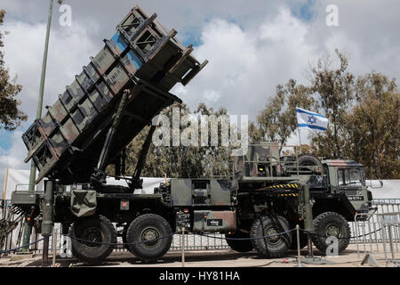 Hatzor Airbase, Israel. 2. April 2017. Ein Patriot-Raketenwerfer ist im Hatzor Airbase ausgestellt. Die israelische Luftwaffe feierlich markiert die betriebliche Integration von Davids Schleuder Air Defense System entwickelt unter Aufsicht des israelischen Verteidigungsministeriums und uns Missile Defense Agency durch Israels Rafael und uns Raytheon. Bildnachweis: Nir Alon/Alamy Live-Nachrichten Stockfoto