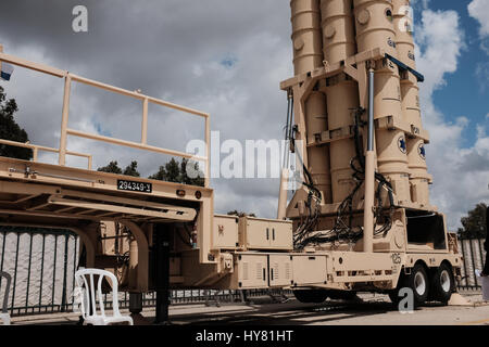 Hatzor Airbase, Israel. 2. April 2017. Ein Pfeil-Raketenwerfer ist im Hatzor Airbase ausgestellt. Die israelische Luftwaffe feierlich markiert die betriebliche Integration von Davids Schleuder Air Defense System entwickelt unter Aufsicht des israelischen Verteidigungsministeriums und uns Missile Defense Agency durch Israels Rafael und uns Raytheon. Bildnachweis: Nir Alon/Alamy Live-Nachrichten Stockfoto