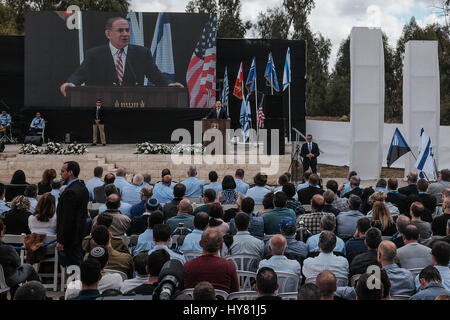 Hatzor Airbase, Israel. 2. April 2017. PM BENJAMIN NETANYAHU Adressen eingeladenen Personen Defense wie die israelische Luftwaffe feierlich die betriebliche Integration von Davids Schleuder Flugabwehrsystem entwickelt unter Aufsicht von Israels markiert Ministry und uns Missile Defense Agency durch Israels Rafael und uns Raytheon. Bildnachweis: Nir Alon/Alamy Live-Nachrichten Stockfoto