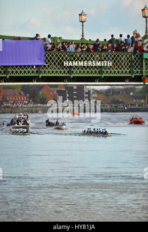 London, UK. 2. April 2017. Oxford Rudern schwer und nur vor Cambridge als die University Boat Race geht unter Hammersmith Bridge.  Die Regatta ist ein jährlicher Wettbewerb zwischen zwei Rudern Crews aus Oxford und Cambridge Universitäten und findet in der Nähe von Ostern jedes Jahr auf der Themse in Westlondon zwischen Putney und Mortlake. Zuerst fuhr im Jahre 1829, zählt The Cancer Research UK Boat Race zu den ältesten Sportveranstaltungen der Welt.   Bildnachweis: Michael Preston/Alamy Live-Nachrichten Stockfoto