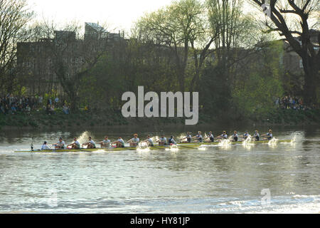 London, UK. 2. April 2017. Oxford Rudern schwer und nur vor Cambridge als die University Boat Race geht unter Hammersmith Bridge.  Die Regatta ist ein jährlicher Wettbewerb zwischen zwei Rudern Crews aus Oxford und Cambridge Universitäten und findet in der Nähe von Ostern jedes Jahr auf der Themse in Westlondon zwischen Putney und Mortlake. Zuerst fuhr im Jahre 1829, zählt The Cancer Research UK Boat Race zu den ältesten Sportveranstaltungen der Welt.   Bildnachweis: Michael Preston/Alamy Live-Nachrichten Stockfoto