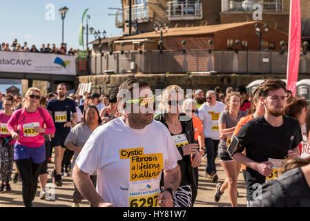 Cardiff, UK. 2. März 2017. Teilnahme an der Cardiff Bay 10k laufen, an einem sonnigen, warmen Morgen in Cardiff Bay. Mehr als 7000 Menschen trat das Rennen Credit: Gary Parker/Alamy Live News Stockfoto