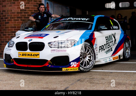 Fawkham, Longfield, UK. 2. April 2017. BTCC Rennfahrer Colin Turkington und Team BMW vor der Runde 3 der Dunlop MSA British Touring Car Championship in Brands Hatch Indy (Foto: Gergo Toth / Alamy Live News) Stockfoto