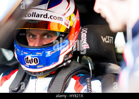 Fawkham, Longfield, UK. 2. April 2017. BTCC Rennfahrer Rob Collard und Team BMW vor der Runde 3 der Dunlop MSA British Touring Car Championship in Brands Hatch Indy (Foto: Gergo Toth / Alamy Live News) Stockfoto