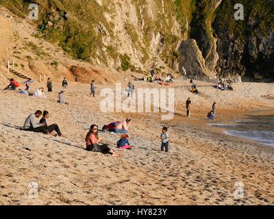 Durdle Door, Dorset, UK. 2. April 2017. Schöner sonniger Tag bringen Menschen an den Strand als Menschen strömen in ein Sonntag am Meer genießen. © DTNewsAlamy-Live-Nachrichten Stockfoto