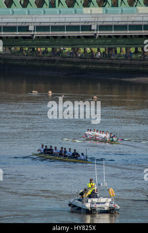 London, UK. 2. April 2017. Die Boote Aufwärmen - The Oxford V Cambridge Boat Race beginnt am Putney und Köpfe stromaufwärts. Es unterstützt Cnacer Forschung und wird gesponsert von Mellon Bank - London 2. April 2017. Bildnachweis: Guy Bell/Alamy Live-Nachrichten Stockfoto