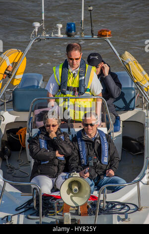 London, UK. 2. April 2017. Support für Boote beobachten auf - The Oxford V Cambridge Bootsrennen in Putney und Köpfe flussaufwärts beginnt. Es unterstützt Cnacer Forschung und wird gesponsert von Mellon Bank - London 2. April 2017. Bildnachweis: Guy Bell/Alamy Live-Nachrichten Stockfoto