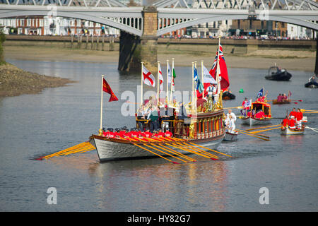 Barnes Bridge, London, UK. 2. April 2017. Der Cancer Research UK-Regatten finden in London statt. Unter den ältesten Regatten der Welt sieht dieses Jahr 163. Oxford Cambridge Boat Race und 72. Frauen Bootsrennen von Putney Bridge nach Mortlake auf dem Meisterschaftsplatz, beobachtet von Millionen von Menschen weltweit auf LiveTV. Fotografien von Barnes Bridge Surrey Seite in der Nähe der Oberfläche des Studiengangs 4 Meile 374 Hof (6,8 km). Bildnachweis: Malcolm Park/Alamy Live-Nachrichten Stockfoto