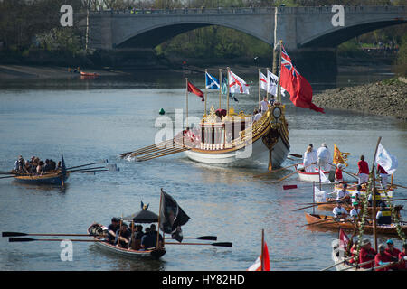 Barnes Bridge, London, UK. 2. April 2017. Der Cancer Research UK-Regatten finden in London statt. Unter den ältesten Regatten der Welt sieht dieses Jahr 163. Oxford Cambridge Boat Race und 72. Frauen Bootsrennen von Putney Bridge nach Mortlake auf dem Meisterschaftsplatz, beobachtet von Millionen von Menschen weltweit auf LiveTV. Fotografien von Barnes Bridge Surrey Seite in der Nähe der Oberfläche des Studiengangs 4 Meile 374 Hof (6,8 km). Bildnachweis: Malcolm Park/Alamy Live-Nachrichten Stockfoto