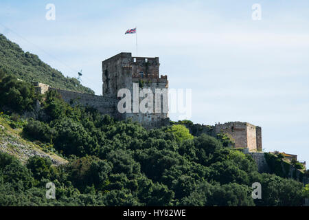 Gibraltar 1. April 2017 - The Tower of durchgeführte, allgemein bekannt als die maurische Burg in Gibraltar fliegen den britischen Union Jack mit klaren blauen ski Stockfoto