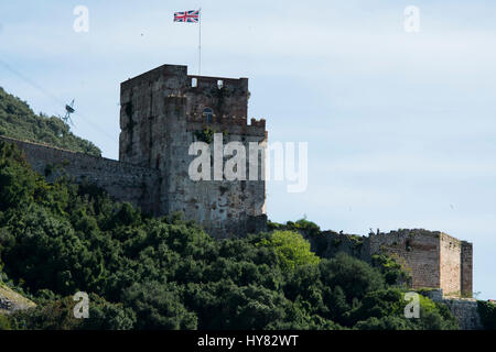 Gibraltar 1. April 2017 - The Tower of durchgeführte, allgemein bekannt als die maurische Burg in Gibraltar fliegen den britischen Union Jack mit klaren blauen ski Stockfoto