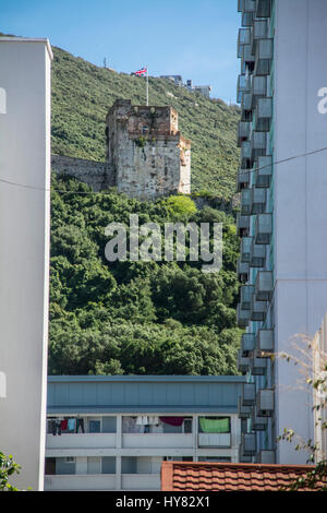 Gibraltar 1. April 2017 - The Tower of durchgeführte, allgemein bekannt als die maurische Burg in Gibraltar fliegen den britischen Union Jack mit klaren blauen ski Stockfoto