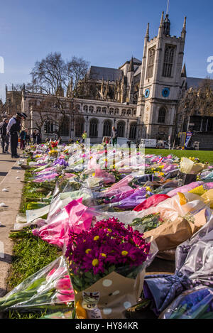 Floral Hommagen an PC Keith Palmer und die anderen getötet durch terroristische Aktivitäten außerhalb des Parlaments in Westminster, London. Polizist die Nachrichten anzeigen Stockfoto