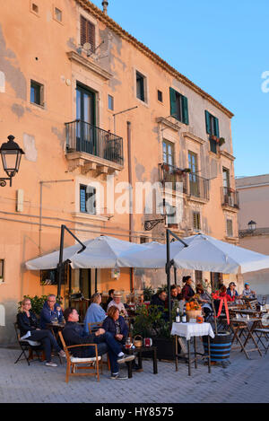 Restaurants, Kai, Lungomare Alfeo, Ortigia, Syrakus, Sizilien, Italien, Kai, Syrakus, Sizilien, Italien Stockfoto