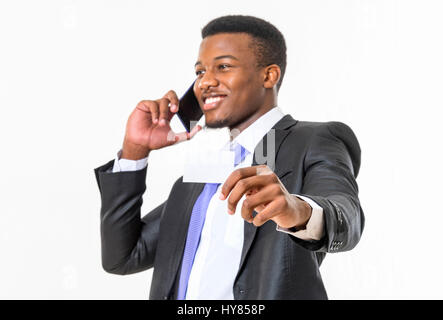 Ein Afrikaner spricht auf einem mobilen Gerät in einem Studio-Setting. Stockfoto