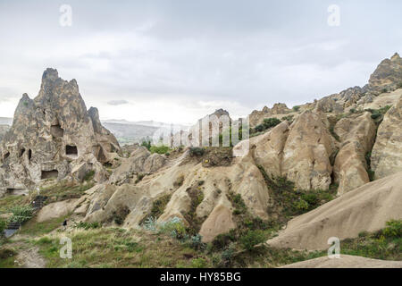 Blick auf berühmte und natürlichen sandigen Feenkamine in Göreme, Cappadocia Bereich am bewölkten Himmelshintergrund. Stockfoto