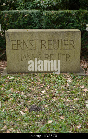 Grab, Ernsthaftigkeit und Hanna Reuter, Waldfriedhof, Potsdam Avenue, Zehlendof, Berlin, Deutschland, Grabmal, Ernst Und Hanna Reuter, Waldfriedhof, Büroturm Stockfoto