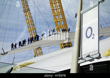 Oben in der O2 Menschen Sie klettern die Kuppel Dach, Millennium Dome, Greenwich, London Stockfoto