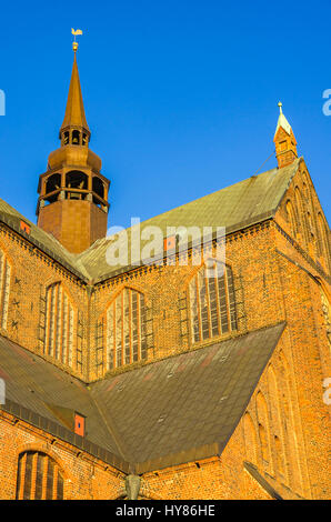 Blick auf St. Marien Kirche in der Hansestadt Stralsund, Mecklenburg-Vorpommern, Deutschland. Stockfoto