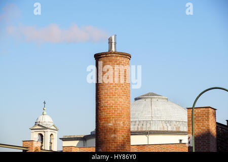 Nahaufnahme eines schönen Arabeske weißen Schornstein auf dem Dach, im blauen Himmel aufsteigen, Stockfoto