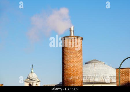 Nahaufnahme eines schönen Arabeske weißen Schornstein auf dem Dach, im blauen Himmel aufsteigen, Stockfoto