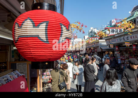 JAPAN, TOKYO, 18. November 2016, Nakamise Dori shopping Straße Weg zum Asakusa Sensoji-Ji-Tempel, Tokio, Japan. Dekorative orientalische Lampe hängen im shop Stockfoto