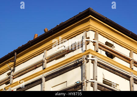 Fassade von einer alten italienischen Mauerwerk bauen mit Metall Spurstange, Containment Riemen und Ankerplatte. Stockfoto