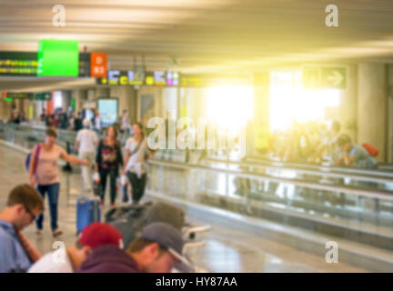 Passagier-terminal im Flughafen. Unscharfes Bild. Geeignet für Hintergrund. Stockfoto