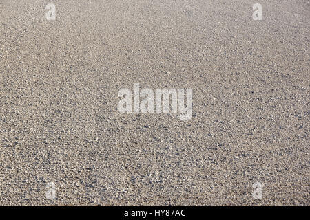 Top Luftbild von Furchen Zeilenmuster in ein gepflügtes Feld, die Pflanzen im Frühjahr vorbereitet. Wachsende Weizenernte im Frühling. Stockfoto