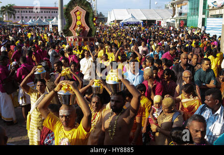 Menge der Touristen und Paal Bahnhaltestellen Träger bei Batu Höhle Tempeleingang, Kuala Lumpur Malaysia während Thaipusam 2017. Stockfoto