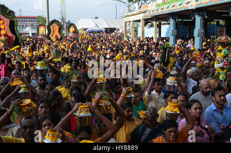 Menge der Touristen und Paal Bahnhaltestellen Träger bei Batu Höhle Tempeleingang, Kuala Lumpur Malaysia während Thaipusam 2017. Stockfoto