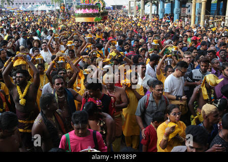 Menge von Thaipusam Paal Bahnhaltestellen Träger und Touristen am Batu Höhle Tempel, Kuala Lumpur Malaysia 2017. Stockfoto